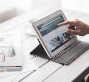 empresario-de-trabalho-com-um-comprimido