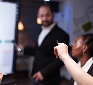 foco-seletivo-da-empresaria-fazendo-perguntas-durante-o-branstorming