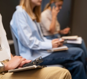 reporter-de-imprensa-que-segue-pistas-em-um-caso