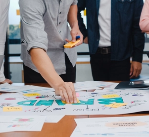 jovens-empresarios-e-empresarias-asiaticos-felizes-reunindo-se-com-ideias-sobre-um-novo-projeto-de-papelada