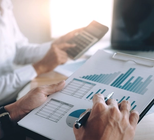 pessoas-de-negocios-que-discutem-os-resultados-trabalho-em-equipe-bem-sucedido