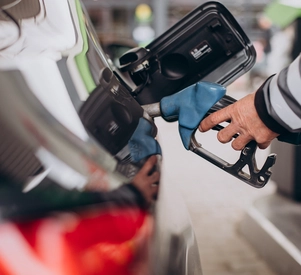 reabastecimento-carro-no-posto-de-gasolina