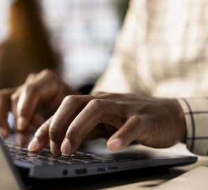 um-empresario-habilidoso-na-sua-secretaria-escrever-relatorios