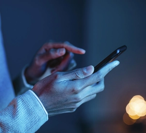 vista-lateral-homem-usando-smartphone