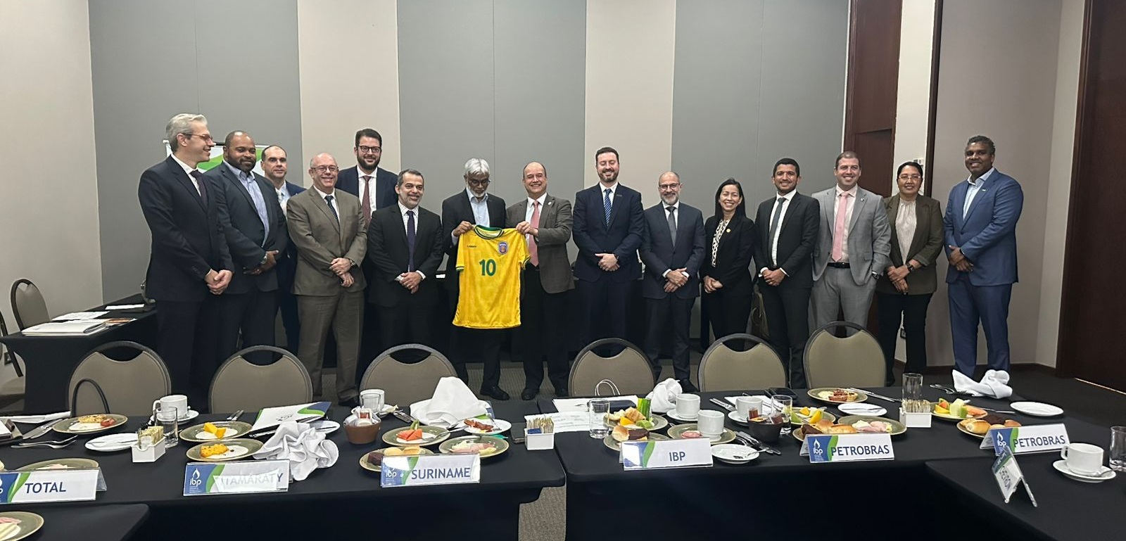 IBP e associadas se reúnem com presidente do Suriname e o CEO da Staatsolie para discutir oportunidades no setor de energia